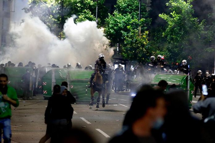 Belgrado, un’altra notte di disordini e proteste: arrestate 70 persone