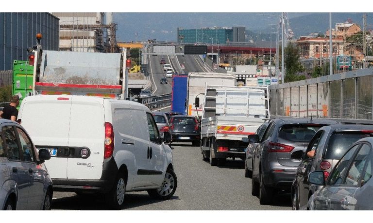Liguria, è slittata la riapertura del casello Genova Est: code sulla A7, A10 e A26