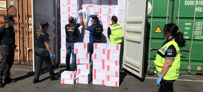 La Spezia, la Finanza sequestra oltre 240mila mascherine ‘fasulle’: erano per gli ospedali