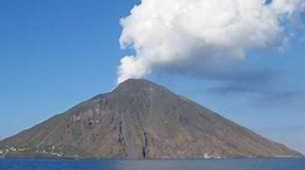 Stromboli (Eolie), due forti esplosioni dal vulcano