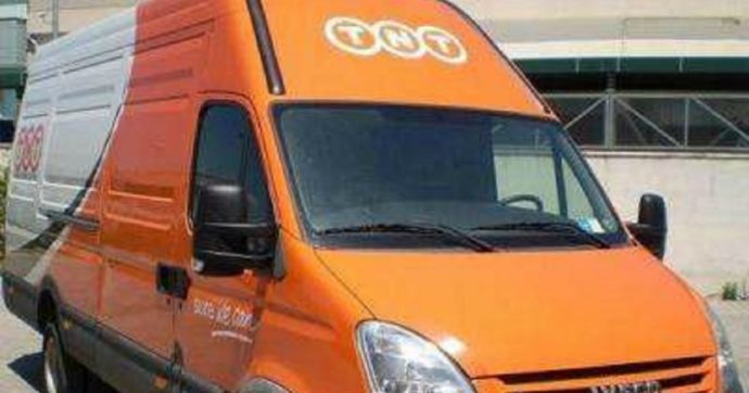 Coronavirus, a Bologna nuovo focolaio nella sede Tnt : 18 persone positive