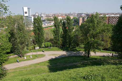 Milano, 45enne violentata al parco La Montagnetta di San Siro: indaga la Squadra Mobile