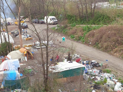 Roma, l’Opera Nomadi critica il blitz di Salvini al campo rom: “E’ in permanente campagna elettorale, ignora numeri e qualità della situazione e non sa neanche chi c’è in quel campo rom comunale a Magliana Vecchia”