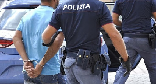 Genova, ‘abbraccia’ un passante per rubargli il cellulare: arrestato marocchino 31enne