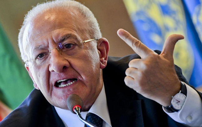 Coronavirus, il governatore De Luca sbotta: “E’ bastato che si alleggerisse il problema dell’epidemia per veder crollare sostanzialmente tutto: dopo 3 mesi l’Italia è ritornata ad essere il pollaio di sempre”