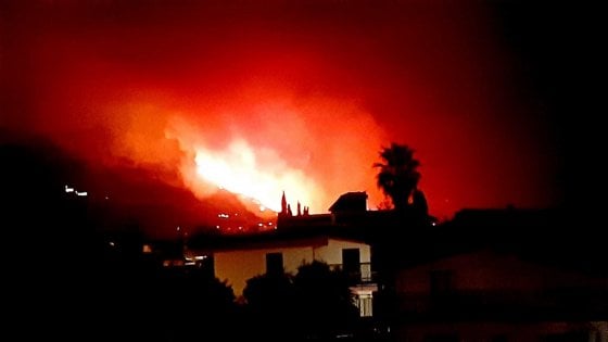 Altofonte (Palermo), duecento ettari di bosco bruciati dagli incendi: mille gli sfollati