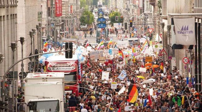 Berlino, al corteo dei ‘negazionisti’ del Covid la polizia ha arrestato 300 persone