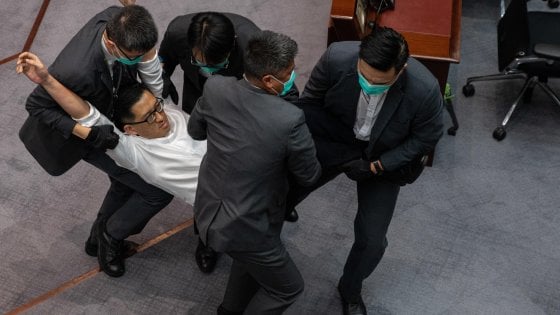 Hong Kong, 16 persone arrestate tra cui due deputati sospettati di “atti di offesa”