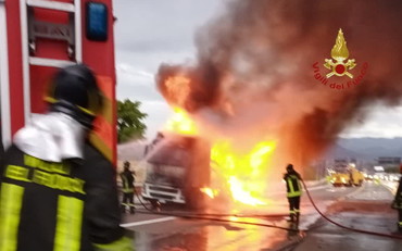 Roma, Tir in fiamme alla barriera Est al Tuscolano: incolume l’autista