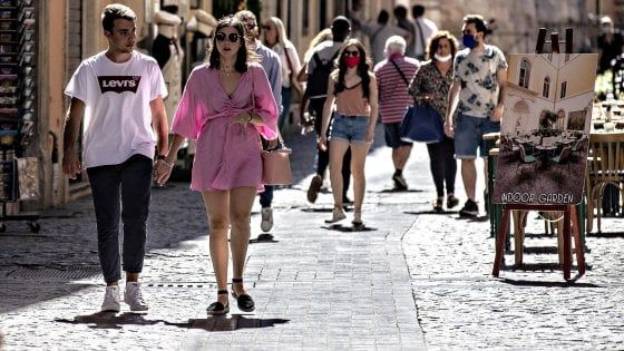 Coronavirus, decine di migliaia di turisti inglesi stanno rientrando in patria dalla Francia prima che scatti la quarantena