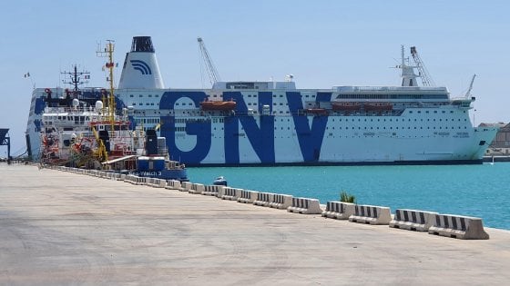 Lampedusa, è arrivata al porto la nave quarantena “Gnv Azzurra”