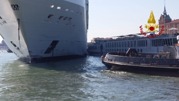 Venezia, un vaporetto urta la banchina: quattro feriti
