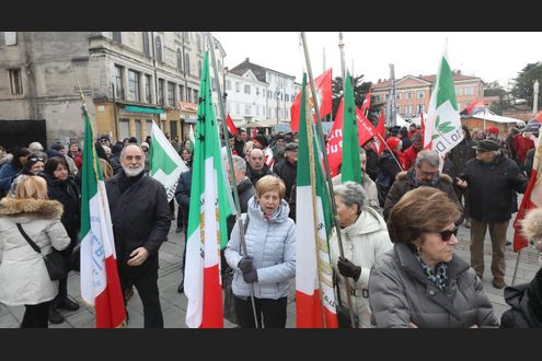 Trieste, flashmob contro Casapound in piazza Unità per denunciare “l’inaudito sfregio avvenuto ai danni della dialettica politica e ai luoghi della discussione democratica”