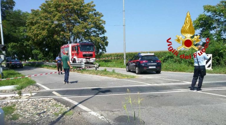 Lodi, donna travolta da un treno: le sbarre del passaggio a livello si sarebbero alzate troppo presto
