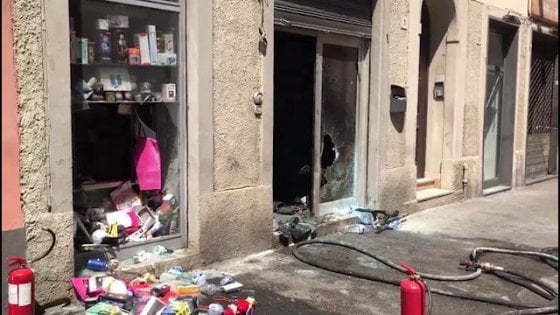 Livorno, esplosione in un negozio: intossicati la titolare e un dipendente