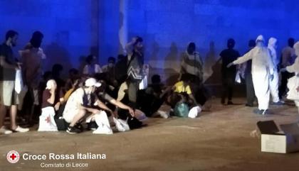 Gallipoli (Lecce), sbarcati 84 migranti intercettati e soccorsi dalla Guardia di Finanza