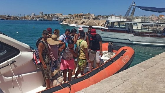 Lampedusa, sbarcati trenta migranti, tutti di nazionalità tunisina