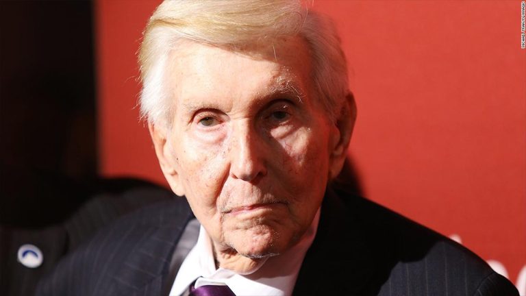 Usa, addio a Sumner Redstone, il tycoon dei media proprietario di Cbs e Viacom: si è spento a 97 anni