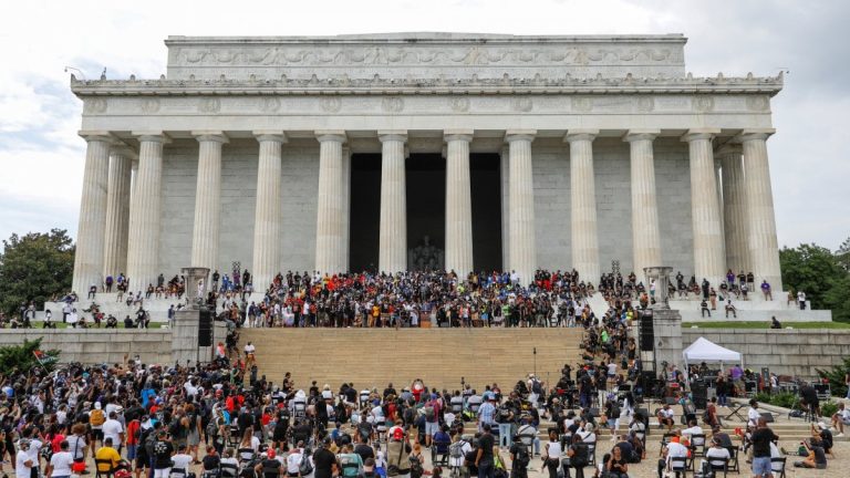 Usa, la rabbia dell’America ‘giusta’ dei 50mila a Washington: basta con le brutalità della polizia
