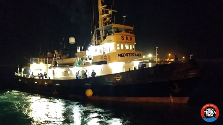 Migranti, la nave umanitaria finanziata da Banksy salva 130 persone alla deriva nel Mediterraneo