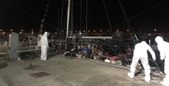 Lampedusa, sbarcati nella notte 450 migranti provenienti dalla Tunisia