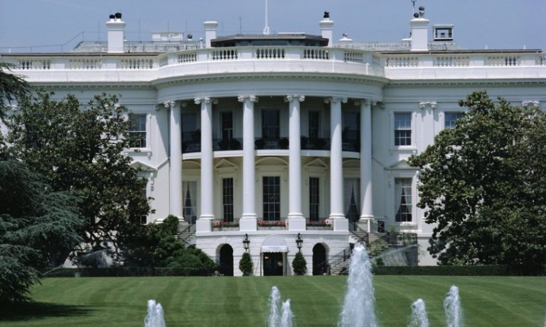 Usa, la Casa Bianca annuncia: “Donald Trump annuncerà una grande svolta nella terapia del virus della Cina”