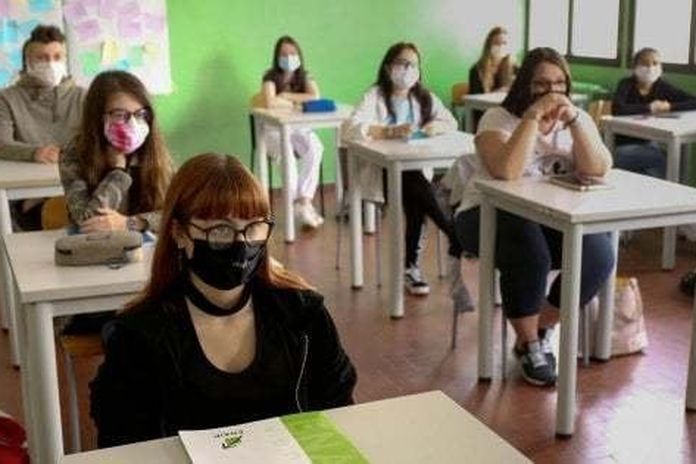 Scuola, governo in difficoltà: coro di no alle mascherine in classe. Grande preoccupazione per il possibile caos dei trasporti