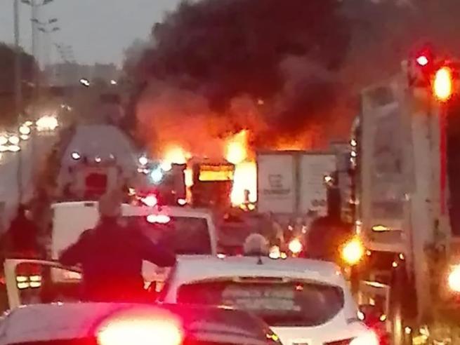 Roma, autobus in fiamme sulla Tangenziale all’altezza di via Salaria: nessun ferito