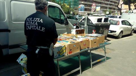 Roma, blitz della Polizia Locale in centro: Sequestrati 5 quintale di merce abusiva