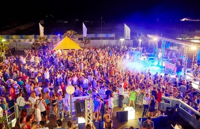 Coronavirus, per il governo le discoteche aperte sono un serio rischio di contagio