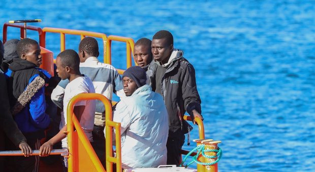 Trapani, è in corso lo sbarco di 602 migranti tutti negativi al tampone