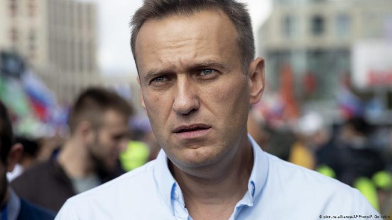 Germania, ora è ufficiale: Alexei Navalny è stato avvelenato. La Ue chiede alla Russia un’indagine trasparente