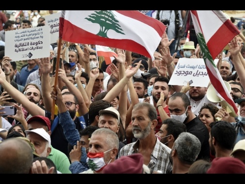 Libano, assaltata la sede del ministero degli Esteri: monta la protesta contro il presidente Michel Aoun