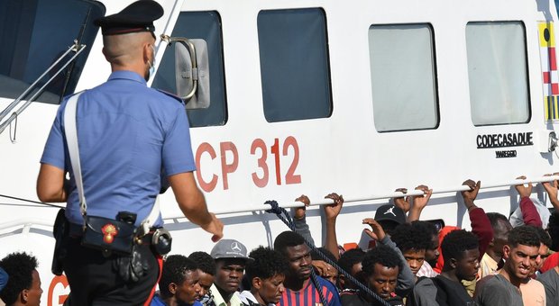 Lampedusa, sbarcano altri 250 migranti: il sindaco chiude l’hotspot