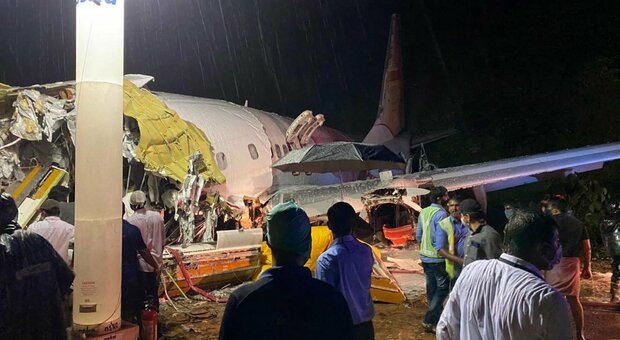 India, disastro aereo nella città di Kozhikode: un Boeing 737 è uscito fuori dalla pista di atterraggio, 20 le vittime
