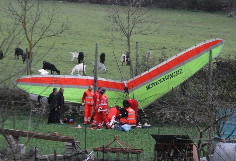 Oasi dei Re (Ragusa), precipita con il deltaplano a motore: muore un 50enne