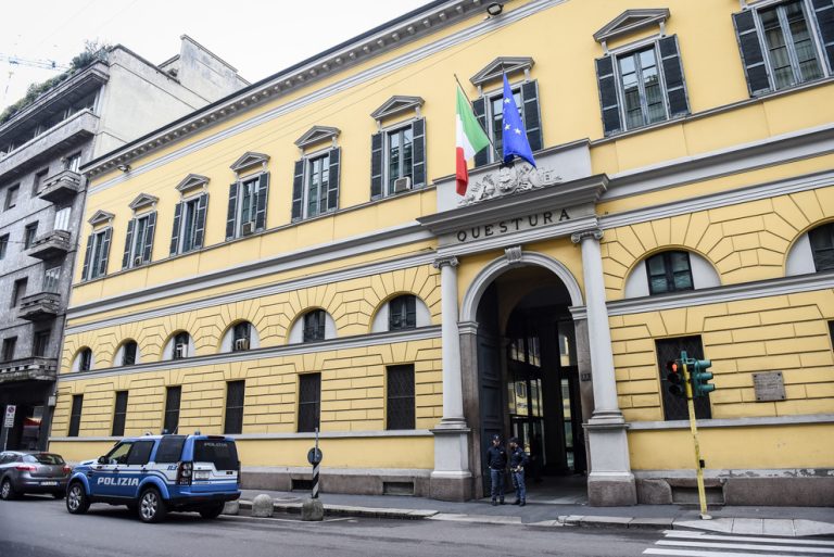 Milano, proseguono le indagini dopo il suicidio di un algerino alla Questura centrale