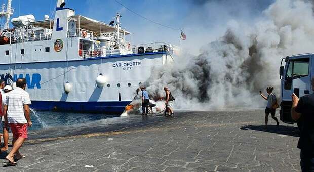 Ponza: fiamme in un’imbarcazione privata ormeggiata nel porto