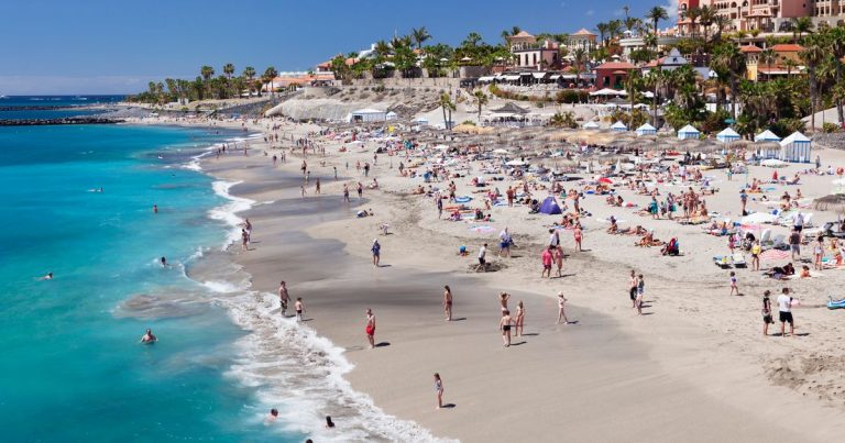 Tenerife (Spagna), chiusa una spiaggia dove si facevano raduni per diffondere il Covid