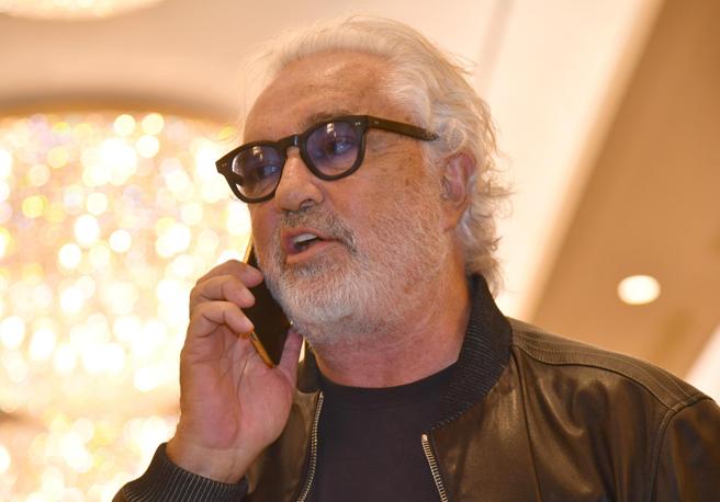 Milano, oggi Flavio Briatore sarà dimesso dal San Raffaele: passerà la quarantena a casa della Santanchè