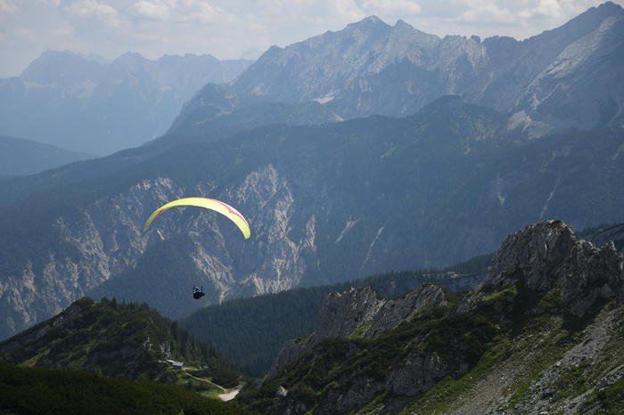 Val Badia: precipita con il parapendio, grave il pilota all’ospedale di Bolzano