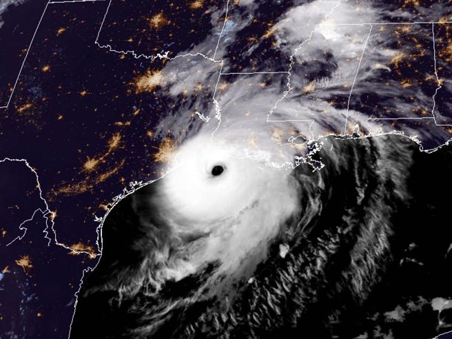 Usa, l’uragano “Laura” perde potenza: ora è di “categoria 2”