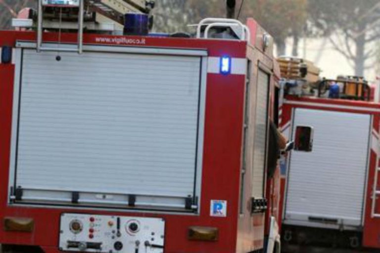 Roma, grosso incendio in via Aurelia: le fiamme sono arrivate sino al campo rom di via della Monachina