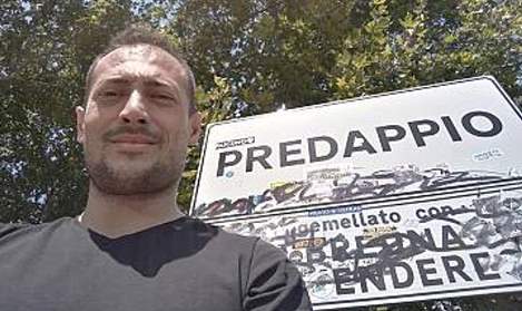 Predappio, consigliere comunale della Lega si fa un selfie alla tomba di Mussolino: è stato sospeso