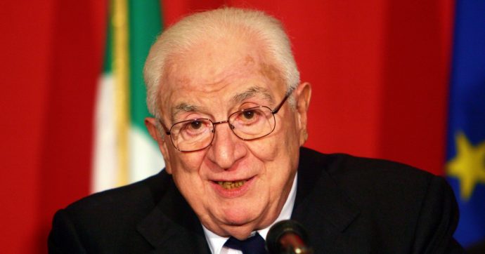 Decimo anniversario della scomparsa di Cossiga, parla il presidente Mattarella: “Era animato da una grande passione civile, da una fede robusta, rispettosa del principio di laicità dello Stato”