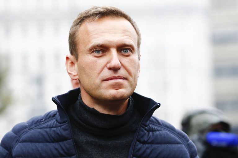 Avvelenamento di Aleskei Navalny, Mosca ‘gela’ la Merkel: “Non c’è bisogno di aprire un’inchiesta”