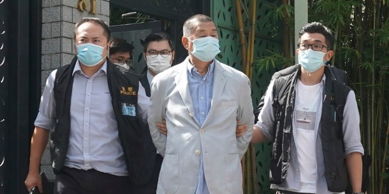 Hong Kong, arrestato l’imprenditore Jimmy Lai: ha infranto la nuova legge sulla sicurezza