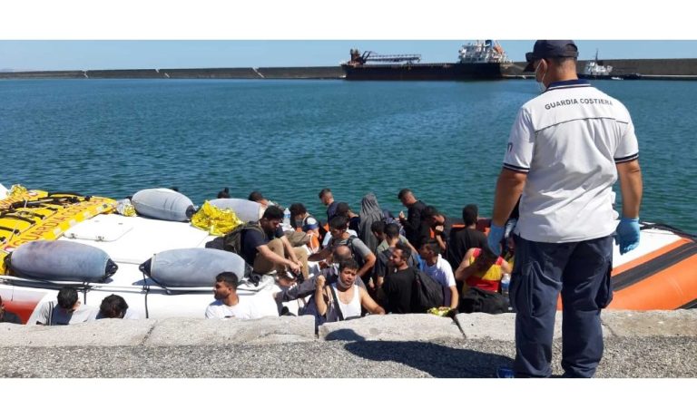 Migranti, sbarcati 61 persone al porto di Crotone