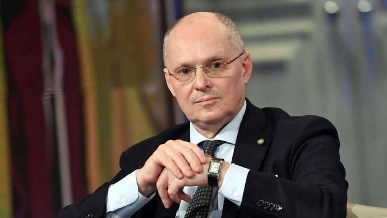 Coronavirus, l’avvertimento di Walter Ricciardi: “Se continuano a risalire i contagi scuola ed elezioni a rischio”