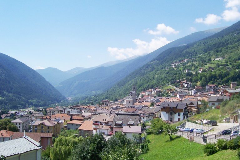 Vezza d’Oglio (Brescia), il sindaco Diego Martino Occhi ringrazia De Scalzi (Eni) per aver citato il suo Paese come “un museo a cielo aperto”